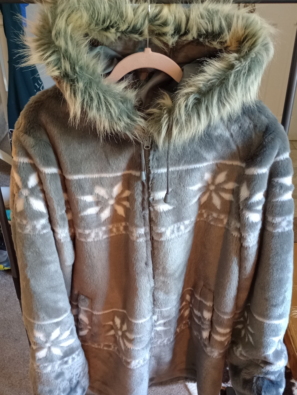 Furry Gray & Cream Color Jacket With Hood, And Zipper Closure  Preowned Size 16